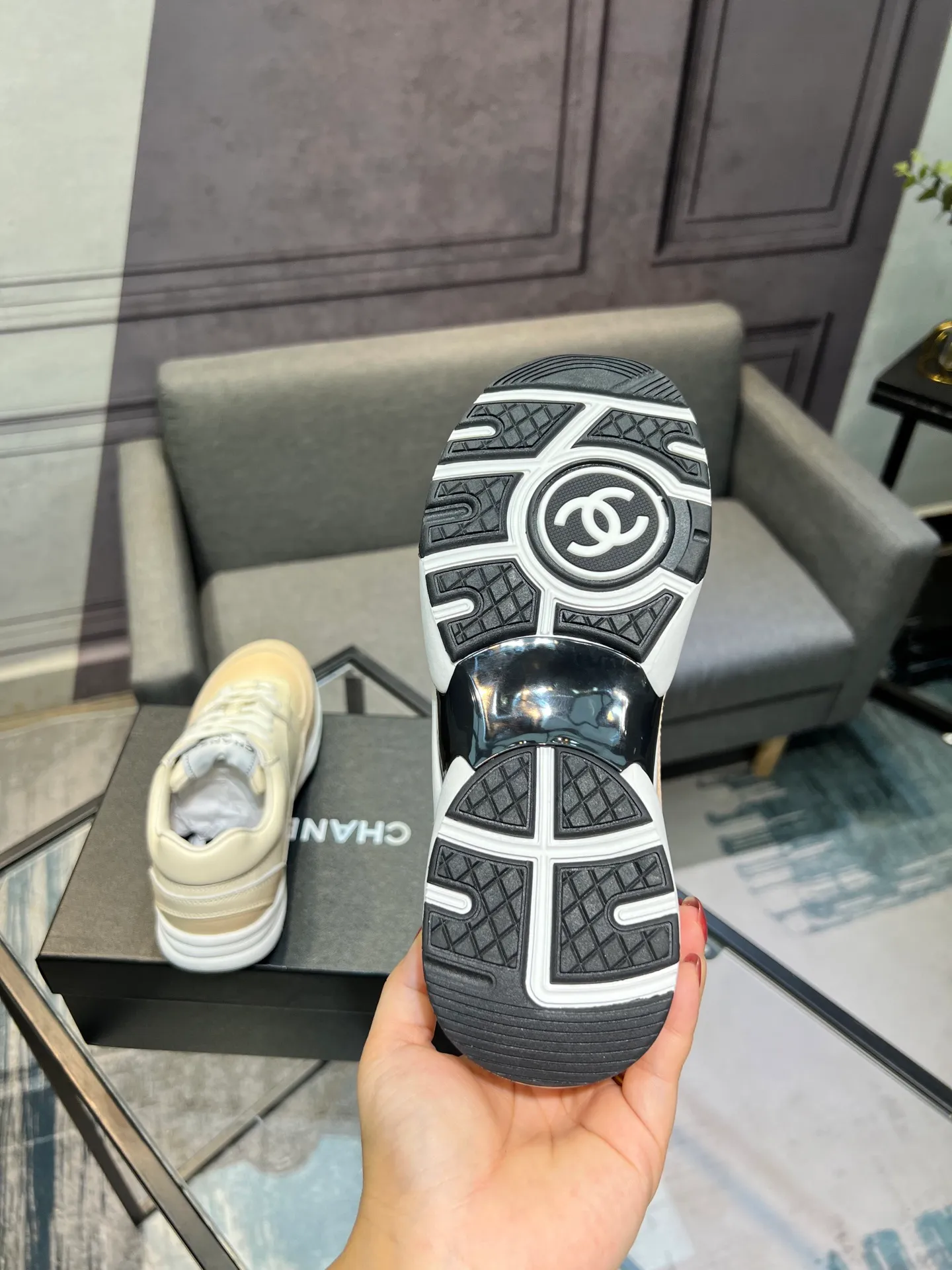 Men's men's shoes 💰660 Exclusive real shot (top version) CHANEL Chanel 2025ss color matching thick-soled casual sports shoes and sneakers. The counter is synchronized. The counter is very popular. A shoe that is very difficult to buy. The most popular thick-soled panda shoes on the Internet. It can be imagined that Xiaoxiang control can't miss it. It has both good looks and comfort. Simple and versatile white shoes. The thick sole increases the height and is super versatile. Close your eyes and wear it. Whoever wears it will look better. Upper: calfskin Lining: imported sheepskin lining Outsole: TPU original outsole Size: 35-44 (customized for women 41 and 40, and 45 for men)
